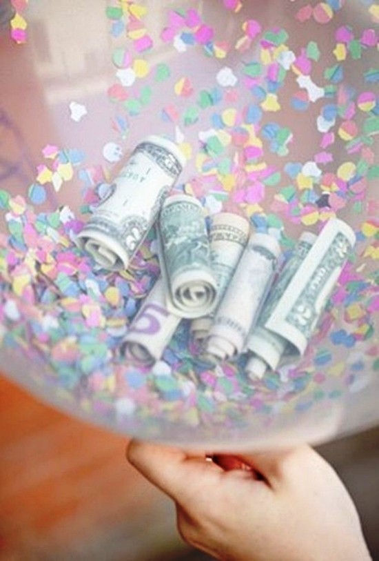 Pfiffige und praktische Geldgeschenke basteln geldscheine in luftballon mit konfetti