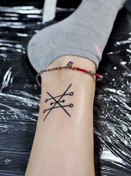 85 sinnvolle Knöchel Tattoo Ideen für Frauen abstrakt motiv symbol