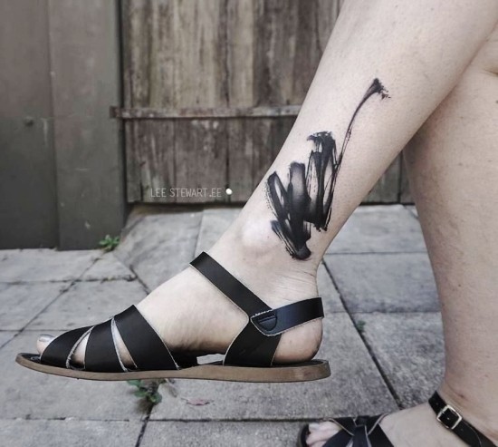 85 sinnvolle Knöchel Tattoo Ideen für Frauen abstrakt paintbrush streifen