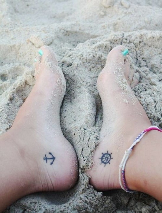 85 sinnvolle Knöchel Tattoo Ideen für Frauen anker und rad am meer
