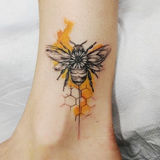85 sinnvolle Knöchel Tattoo Ideen für Frauen biene blume honig design