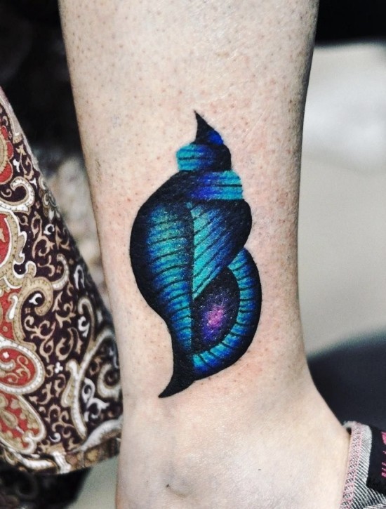 85 sinnvolle Knöchel Tattoo Ideen für Frauen blaue muschel am bein