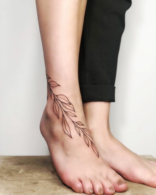 85 sinnvolle Knöchel Tattoo Ideen für Frauen blätter zweig ums bein