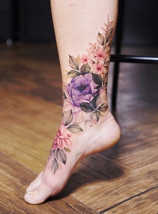 85 sinnvolle Knöchel Tattoo Ideen für Frauen floral blumen rose bunt