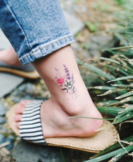 85 sinnvolle Knöchel Tattoo Ideen für Frauen floral motiv blumen strauß