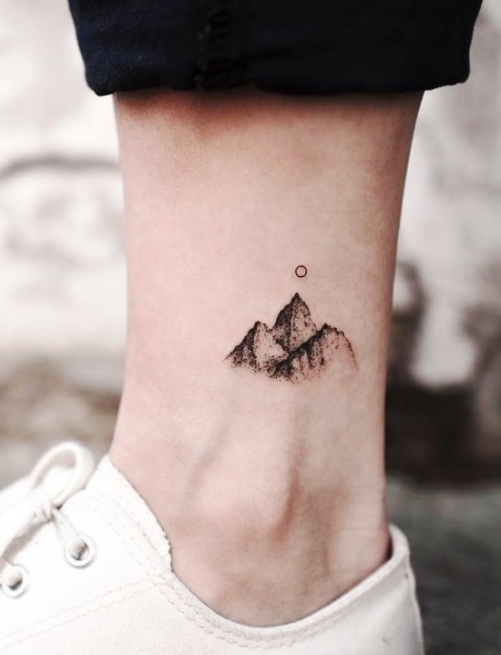 85 sinnvolle Knöchel Tattoo Ideen für Frauen gebirge silhouette mond