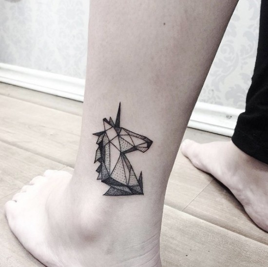 85 sinnvolle Knöchel Tattoo Ideen für Frauen geometrisch abstrakt einhorn