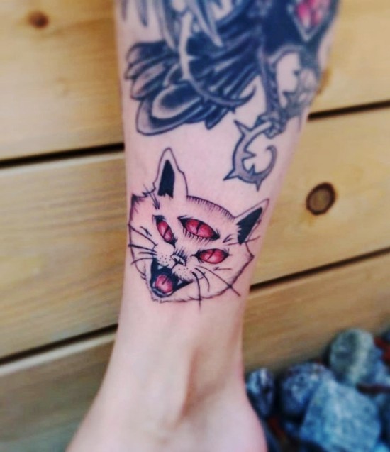 85 sinnvolle Knöchel Tattoo Ideen für Frauen gruselige katze mit drei augen