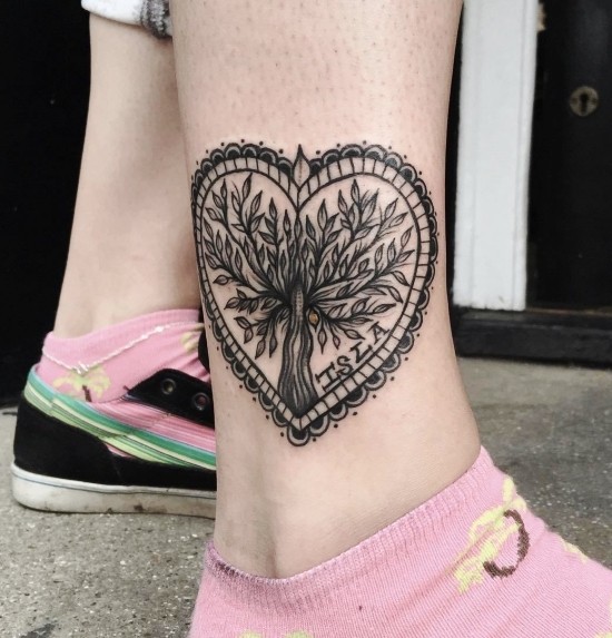 85 sinnvolle Knöchel Tattoo Ideen für Frauen herz und baum motiv