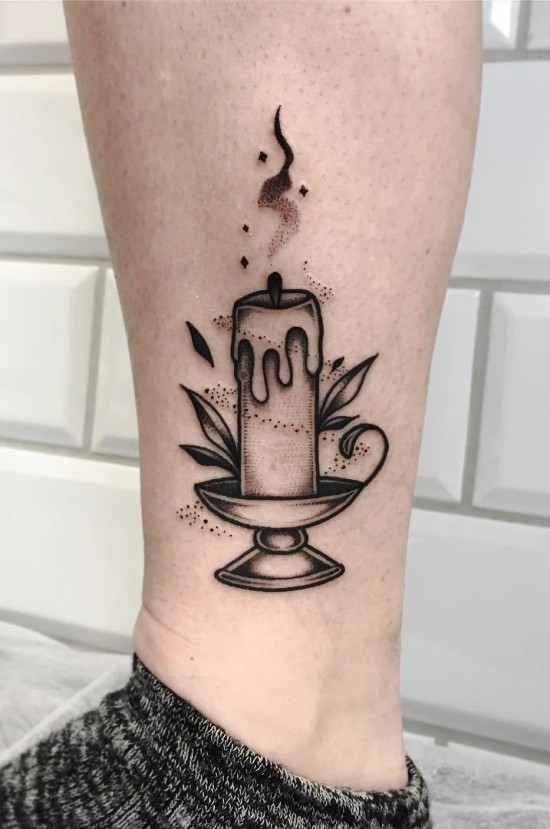 85 sinnvolle Knöchel Tattoo Ideen für Frauen kerze und rauch old school