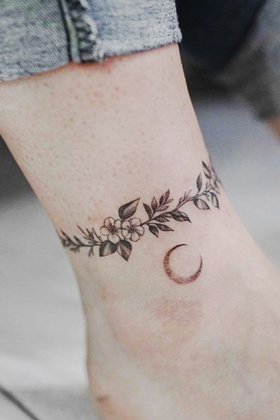 85 sinnvolle Knöchel Tattoo Ideen für Frauen kette aus blumen und mond