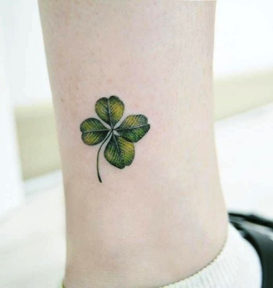 85 sinnvolle Knöchel Tattoo Ideen für Frauen klee vier blätter grün
