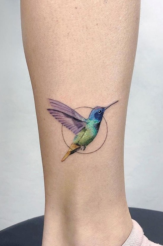 85 sinnvolle Knöchel Tattoo Ideen für Frauen kolibri vogel am bein bunt