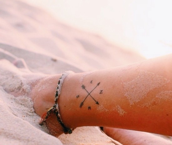 85 sinnvolle Knöchel Tattoo Ideen für Frauen kompass am bein pfeile