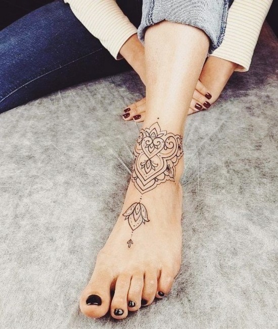 85 sinnvolle Knöchel Tattoo Ideen für Frauen mandala kette motiv geometrisch indisch