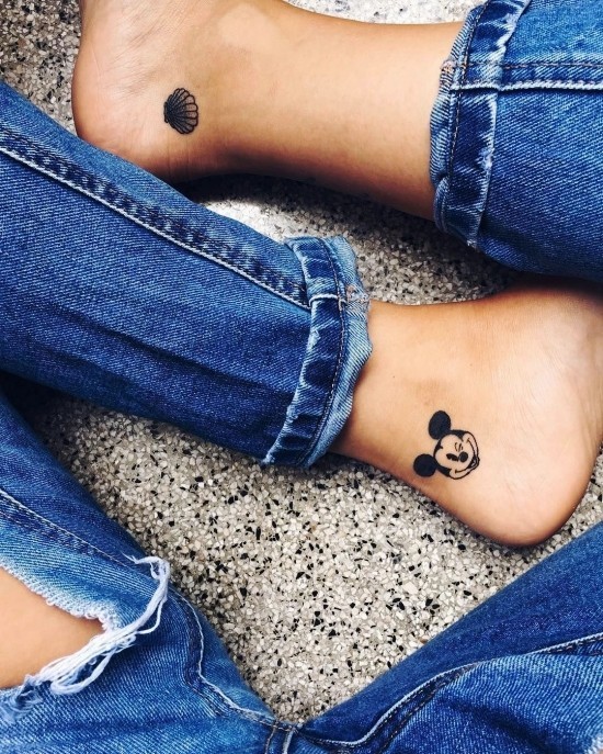 85 sinnvolle Knöchel Tattoo Ideen für Frauen muschel und mickey mouse am bein