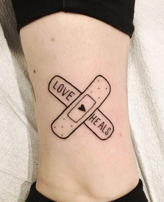 85 sinnvolle Knöchel Tattoo Ideen für Frauen pflaster love heals liebe heilt