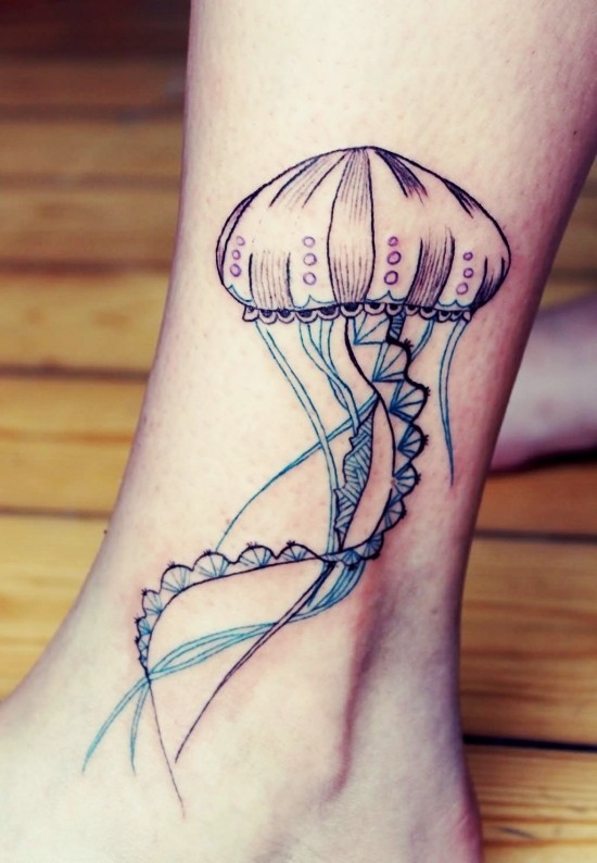 85 sinnvolle Knöchel Tattoo Ideen für Frauen qualle meer motiv