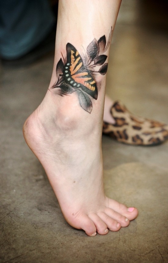 85 sinnvolle Knöchel Tattoo Ideen für Frauen realistisch schmetterling motiv