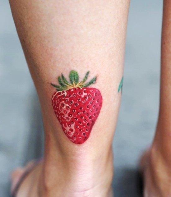 85 sinnvolle Knöchel Tattoo Ideen für Frauen realistische erdbeere obst