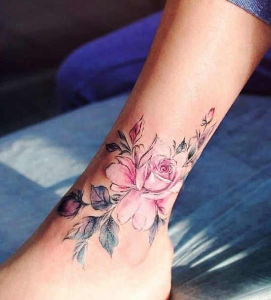 85 sinnvolle Knöchel Tattoo Ideen für Frauen rose in farbe am bein