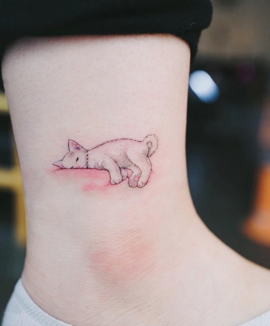85 sinnvolle Knöchel Tattoo Ideen für Frauen schlafendes kätzchen niedlich katze