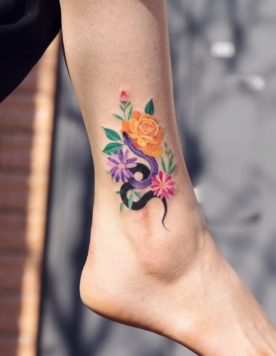 85 sinnvolle Knöchel Tattoo Ideen für Frauen schlange bunt und blumen