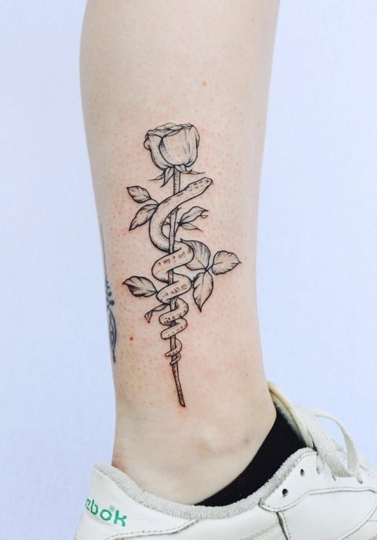 85 sinnvolle Knöchel Tattoo Ideen für Frauen schlange und rose kombi