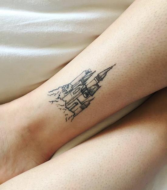 85 sinnvolle Knöchel Tattoo Ideen für Frauen schloss idee magisch
