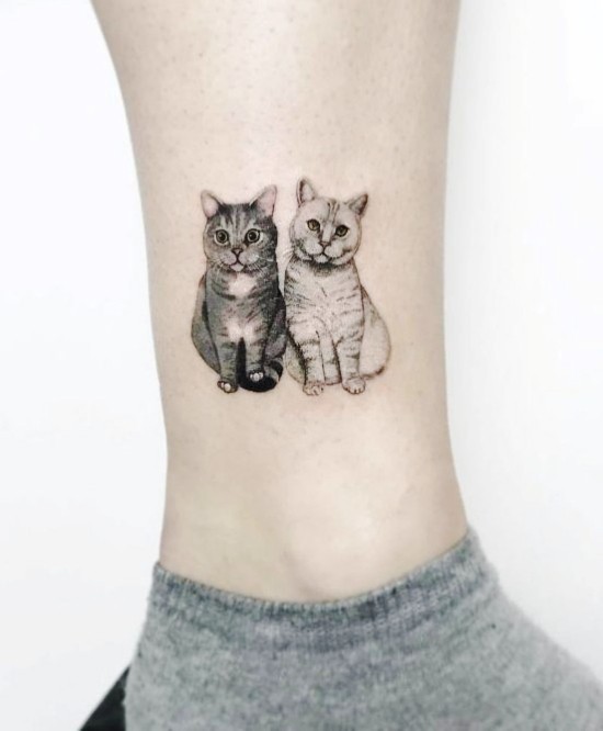 85 sinnvolle Knöchel Tattoo Ideen für Frauen schwarz und weiß katzen