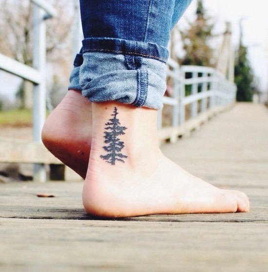 85 sinnvolle Knöchel Tattoo Ideen für Frauen tannenbaum natur motiv