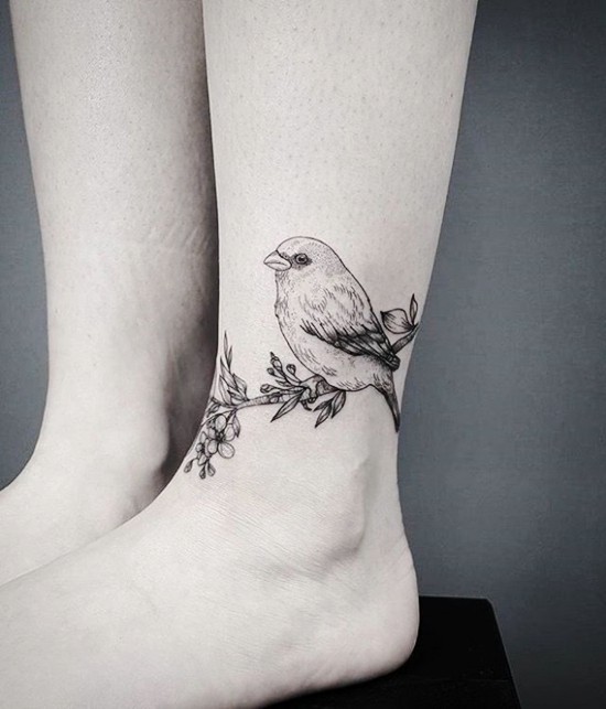 85 sinnvolle Knöchel Tattoo Ideen für Frauen vogel am zweig design