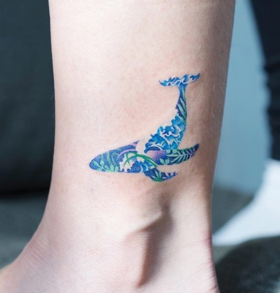 85 sinnvolle Knöchel Tattoo Ideen für Frauen wal aus blumen blau abstrakt