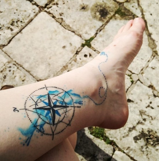 85 sinnvolle Knöchel Tattoo Ideen für Frauen wanderlust kompass blau wasserfarben motiv