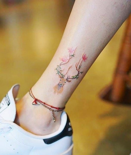 85 sinnvolle Knöchel Tattoo Ideen für Frauen wasserfarben hirsch blumen