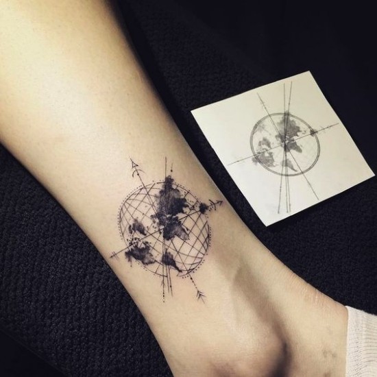 85 sinnvolle Knöchel Tattoo Ideen für Frauen weltkarte globus geometrisch