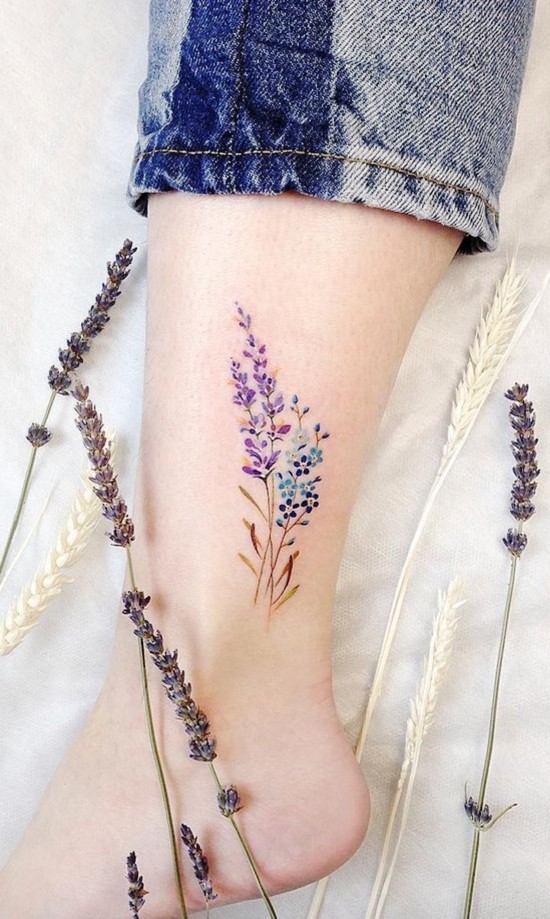 85 sinnvolle Knöchel Tattoo Ideen für Frauen wild blumen lavendel strauß