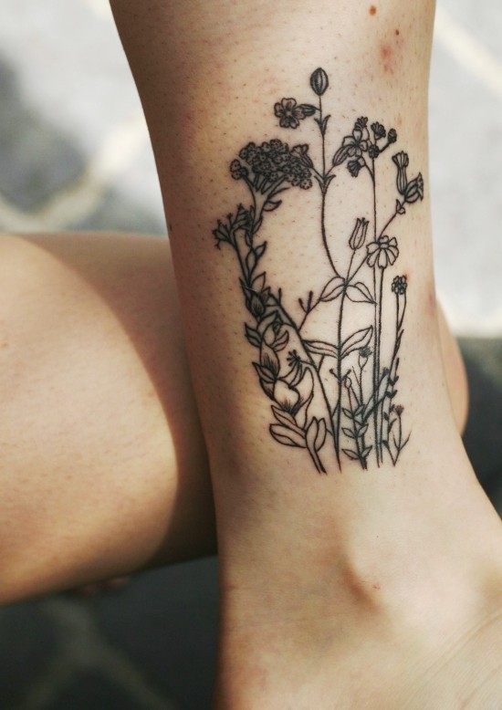 85 sinnvolle Knöchel Tattoo Ideen für Frauen wild blumen wiese bein