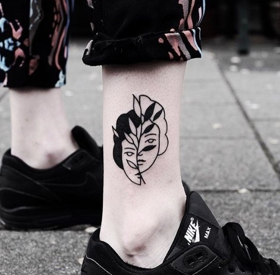 85 sinnvolle Knöchel Tattoo Ideen für Frauen zwei gesichter schwarz weiß