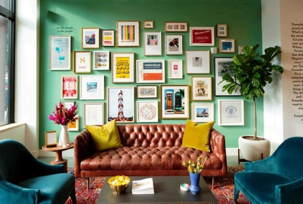 Bilderwand gestalten und Wohnräume kreativ aufpeppen bunte einrichtung in grün blau gelb und rost