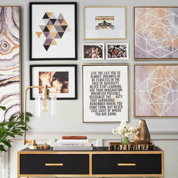 Bilderwand gestalten und Wohnräume kreativ aufpeppen feminin kristall optik gold und neutral