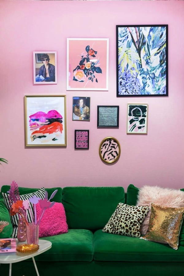 Bilderwand gestalten und Wohnräume kreativ aufpeppen rosa und grün kombi modern midcentury