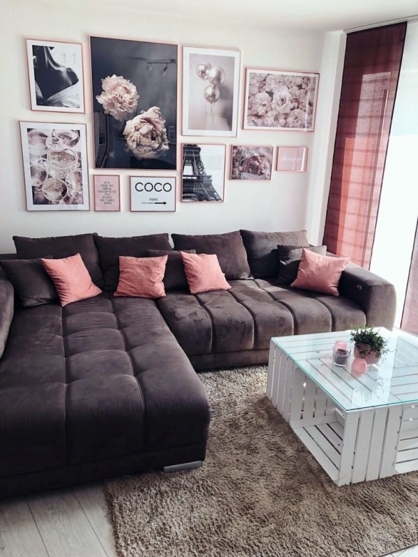 Bilderwand gestalten und Wohnräume kreativ aufpeppen wohnzimmer in rosa und schwarz feminin