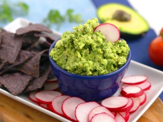 Die ketogene Diät Vor- und Nachteile des Food Trends guacamole mit avocado