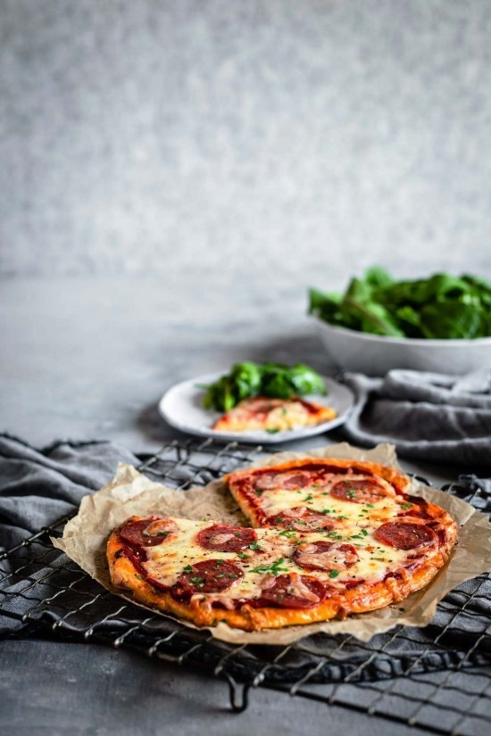Die ketogene Diät Vor- und Nachteile des Food Trends keto pizza mit teig aus blumenkohl