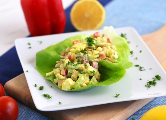 Die ketogene Diät Vor- und Nachteile des Food Trends salat mit ei und avocado keto