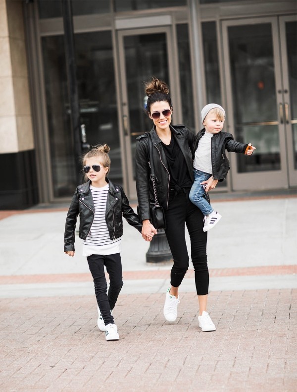 Elegante Sportklamotten und Styling-Tipps für stilvolle Mütter familie in lederjacke und leggings