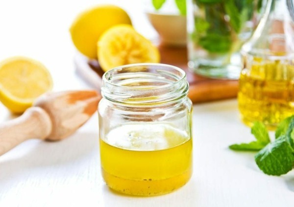 Silberschmuck reinigen Hausmittel Schmuck Silberreinugung Zitronensaft Olivenöl