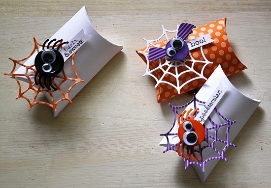 60 herbstliche Ideen zum Basteln mit Knöpfen halloween deko mit klopapierrollen und spinnen