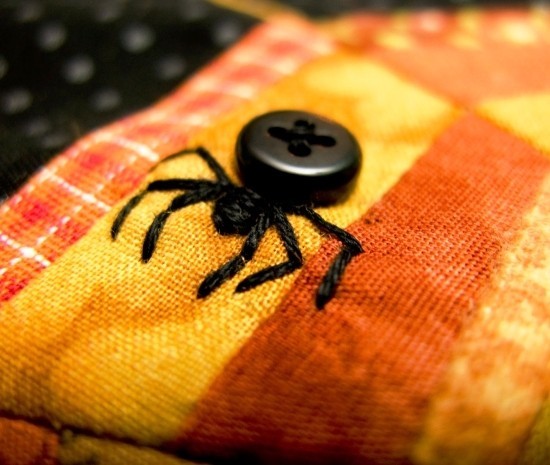 60 herbstliche Ideen zum Basteln mit Knöpfen halloween deko mit spinne